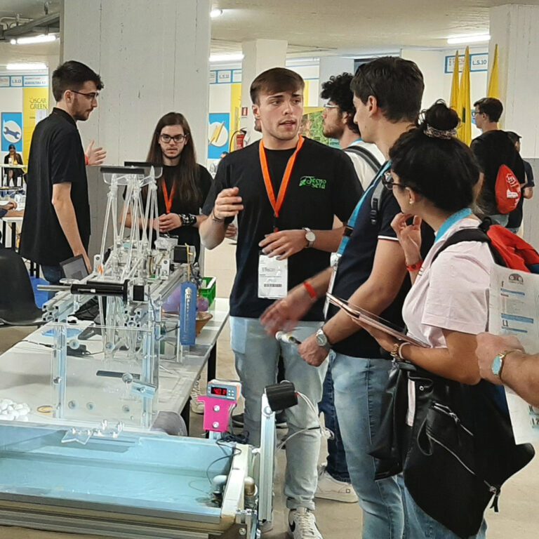 Studenti dell'ITIS di Genazzano spiegano la robottizzazione del processo di produzione del filo di seta al pubblico della Maker Faire Rome 2022