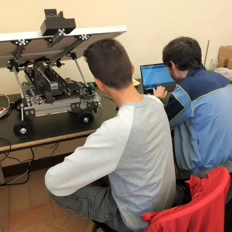 Studenti alla programmazione software di un pannello solare automatizzato, nel corso del progetto tecnico e tecnologico del PCTO