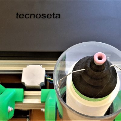 Dettaglio del prototipo di torcitoio in fase di studio, di testing e di sviluppo della linea di macchinari di produzione del filo di seta